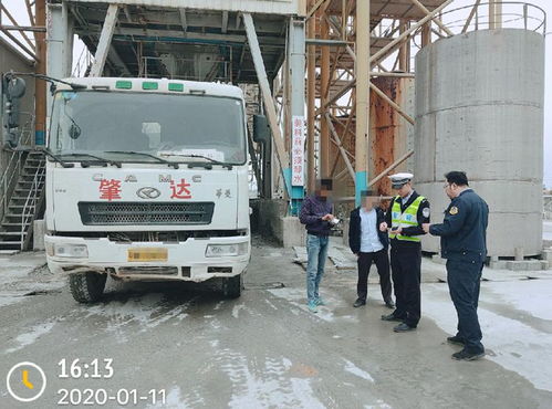 德慶交警迎戰(zhàn)春運嚴(yán)查違規(guī)運輸，一日查處準(zhǔn)“百噸王”車輛力保道路安全